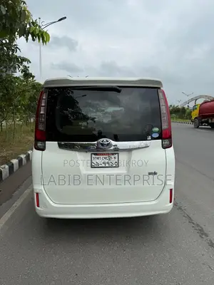 টয়োটা নোয়া ১.৮ ফ্রন্ট-হুইল ড্রাইভ হাইব্রিড (৭ আসন বিশিষ্ট) ২০১৪ পার্ল