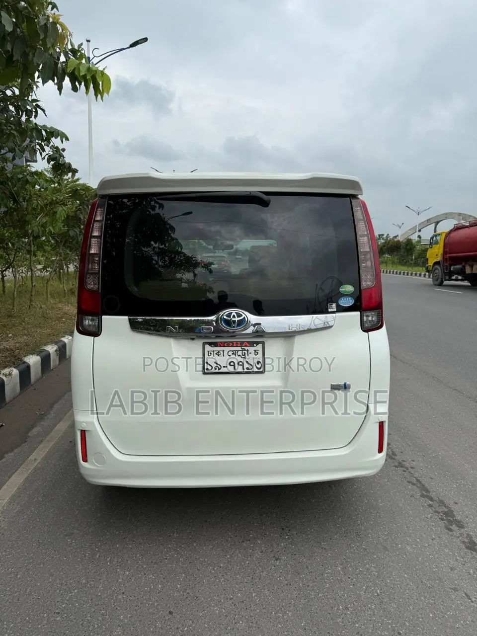 টয়োটা নোয়া ১.৮ ফ্রন্ট-হুইল ড্রাইভ হাইব্রিড (৭ আসন বিশিষ্ট) ২০১৪ পার্ল