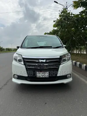 টয়োটা নোয়া ১.৮ ফ্রন্ট-হুইল ড্রাইভ হাইব্রিড (৭ আসন বিশিষ্ট) ২০১৪ পার্ল