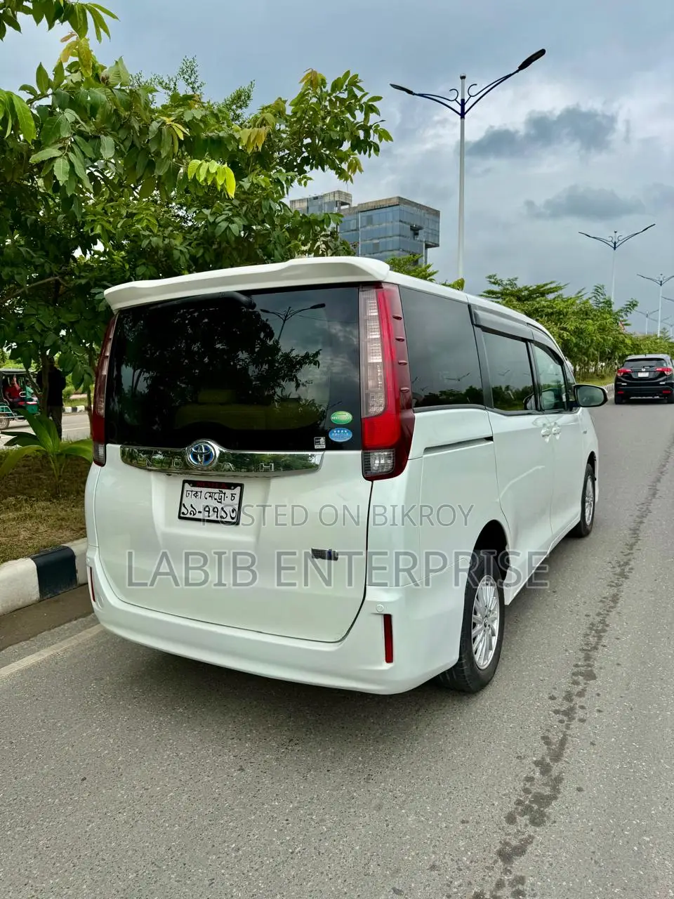 টয়োটা নোয়া ১.৮ ফ্রন্ট-হুইল ড্রাইভ হাইব্রিড (৭ আসন বিশিষ্ট) ২০১৪ পার্ল