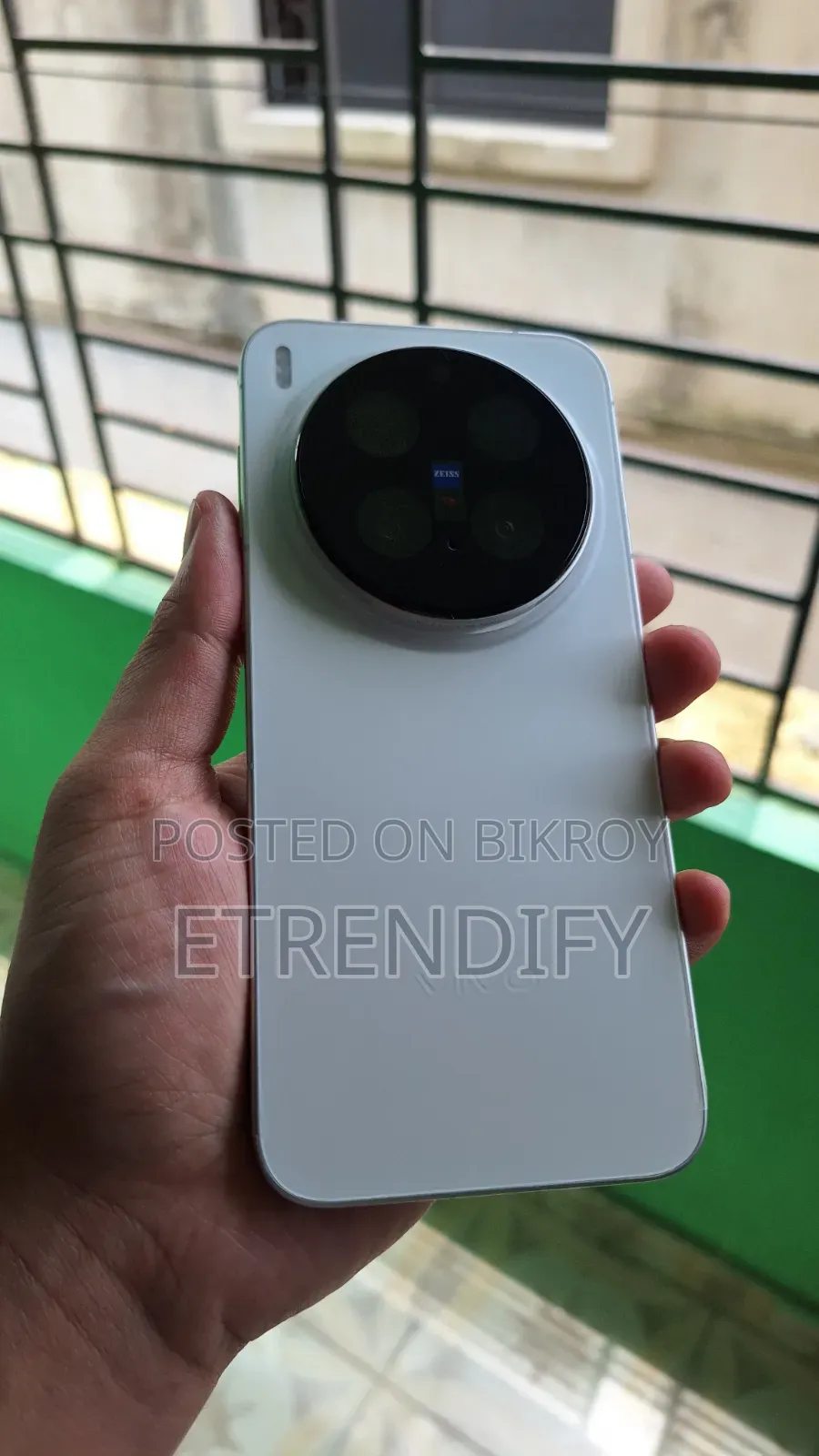 ভিভো এক্স৩০০ প্রো ৫১২ জিবি সাদা