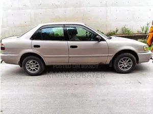 টয়োটা করোল্লা ২০০০ পার্ল