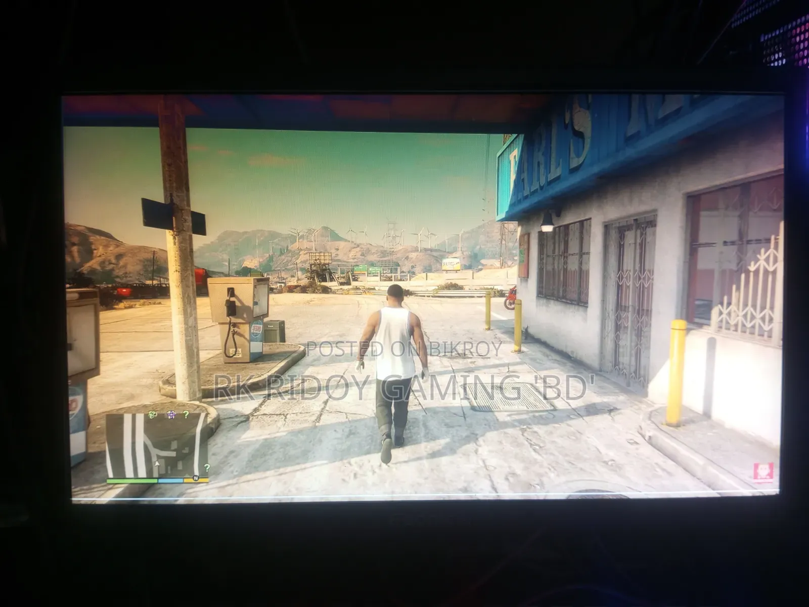 Those who are willing to take a monitor, please contact, there are no issues with the monitor