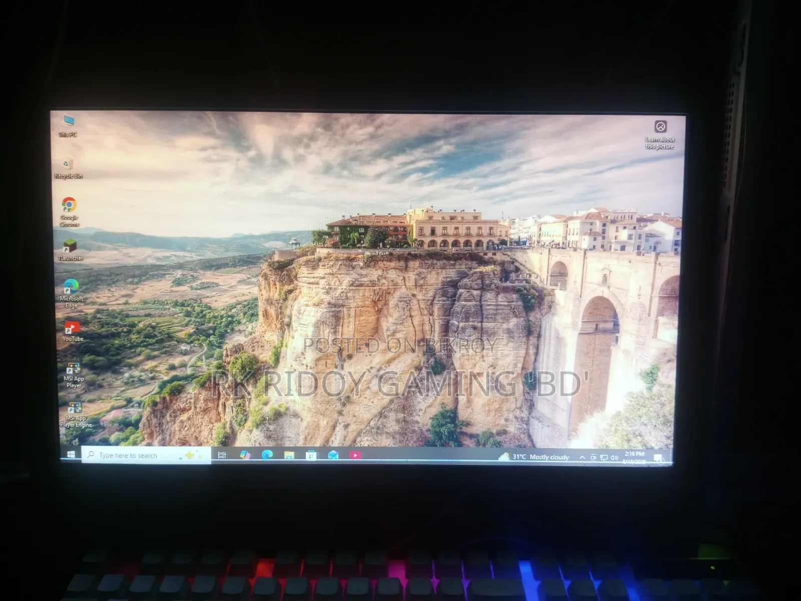 Those who are willing to take a monitor, please contact, there are no issues with the monitor