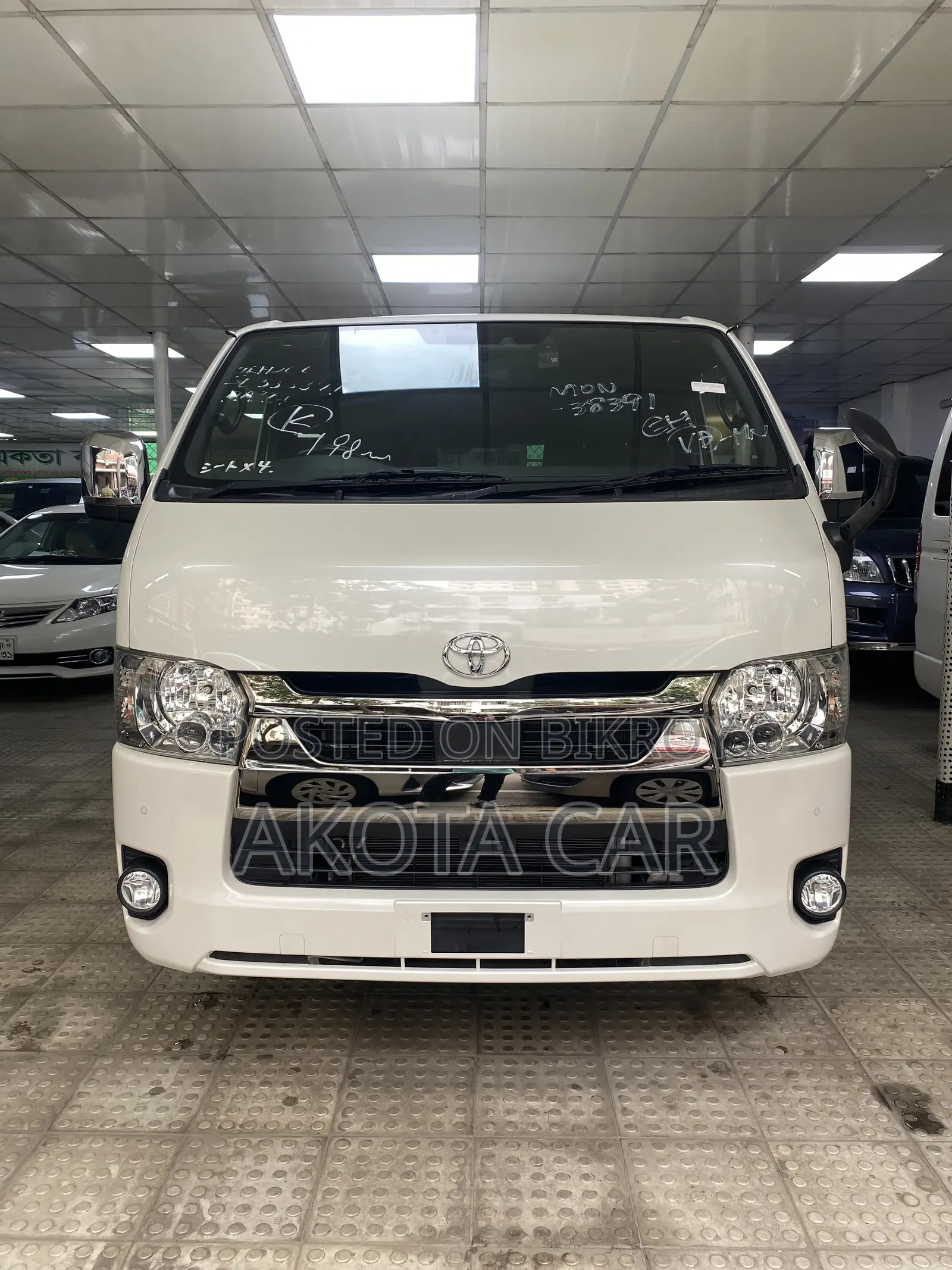 Toyota HiAce 2021 White