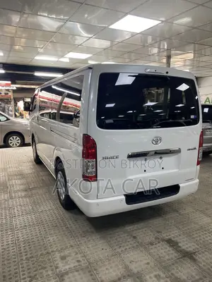 Toyota HiAce 2021 White
