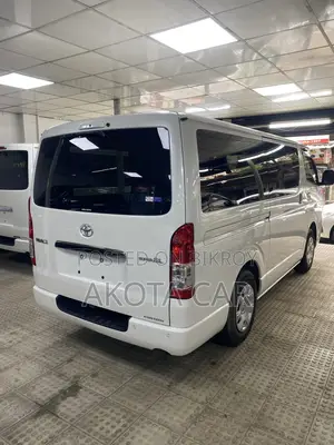 Toyota HiAce 2021 White