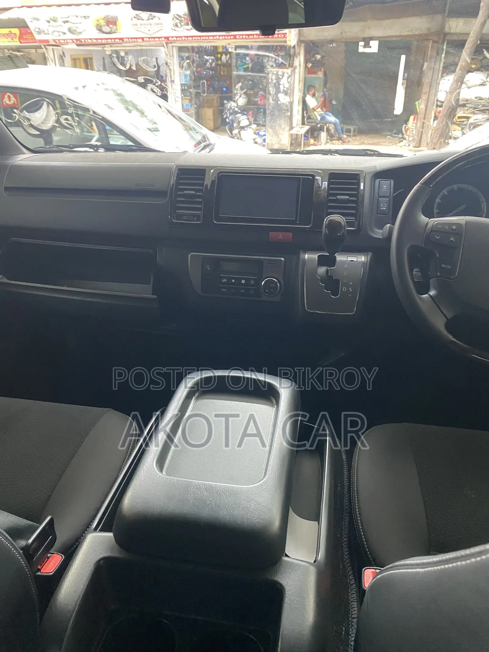 Toyota HiAce 2021 White