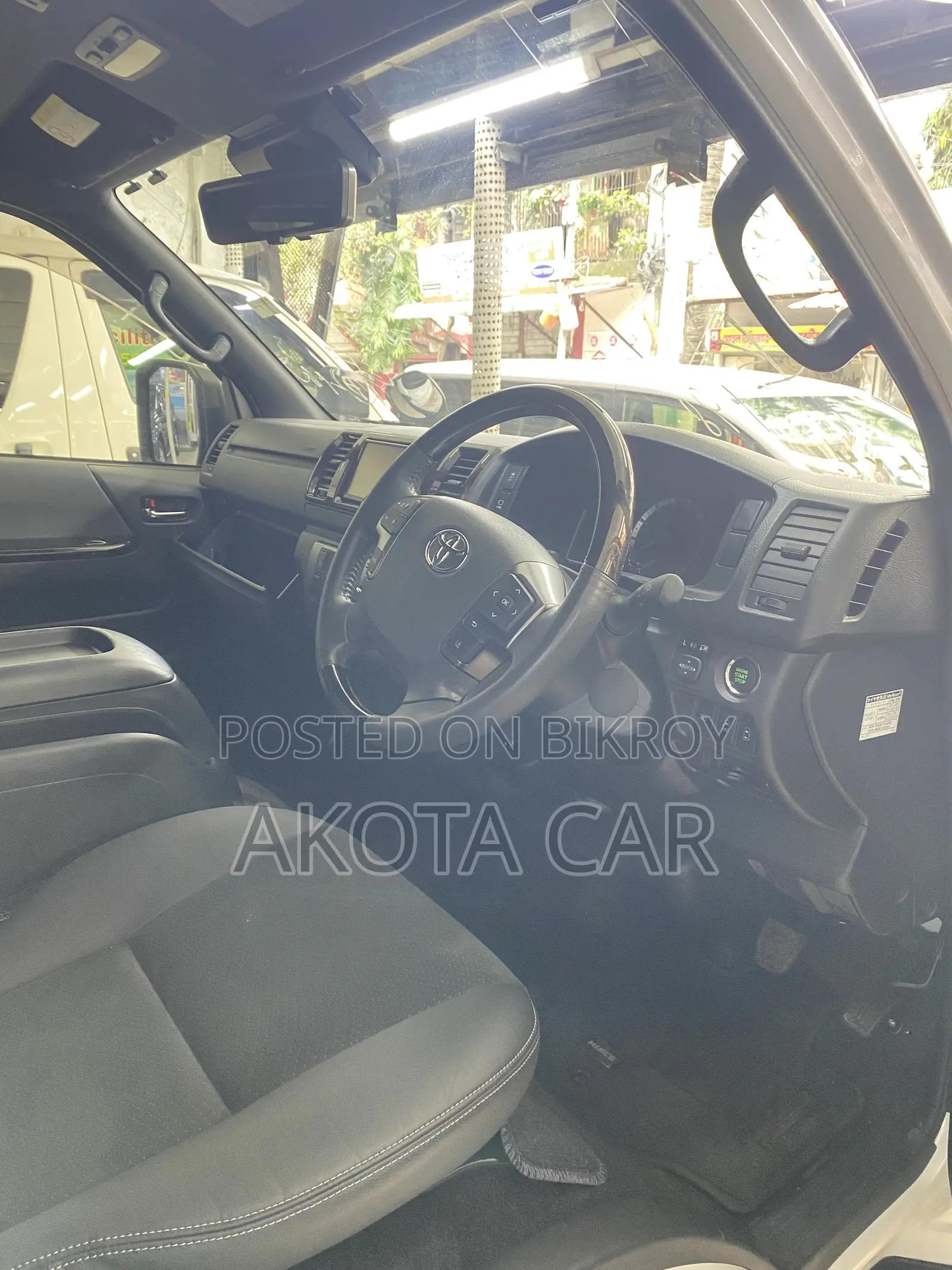 Toyota HiAce 2021 White