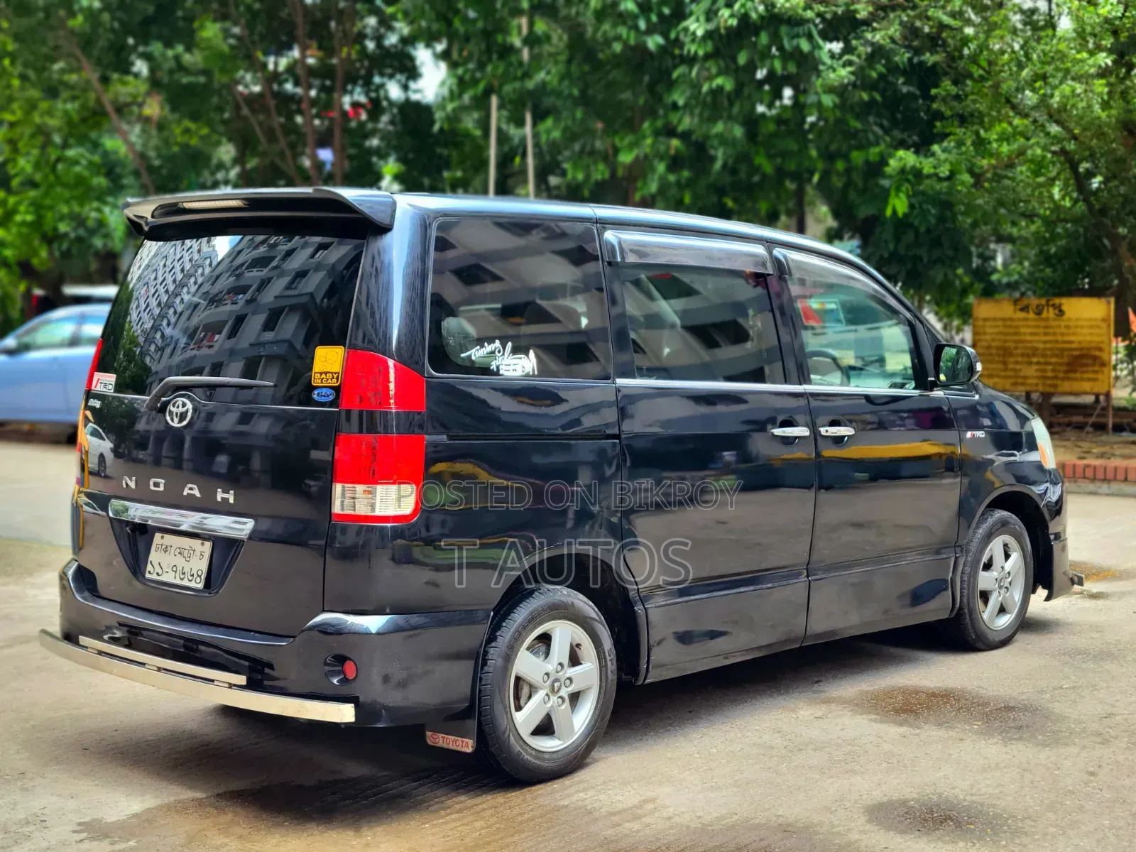 টয়োটা নোয়াহ ২০০৫ কালো