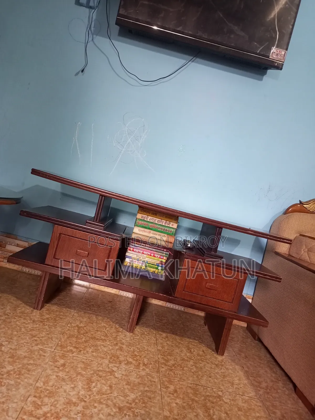 আকর্ষণীয় কাঠের আধুনিক টিভি স্ট্যান্ড বা টিভি কেবিনেট।