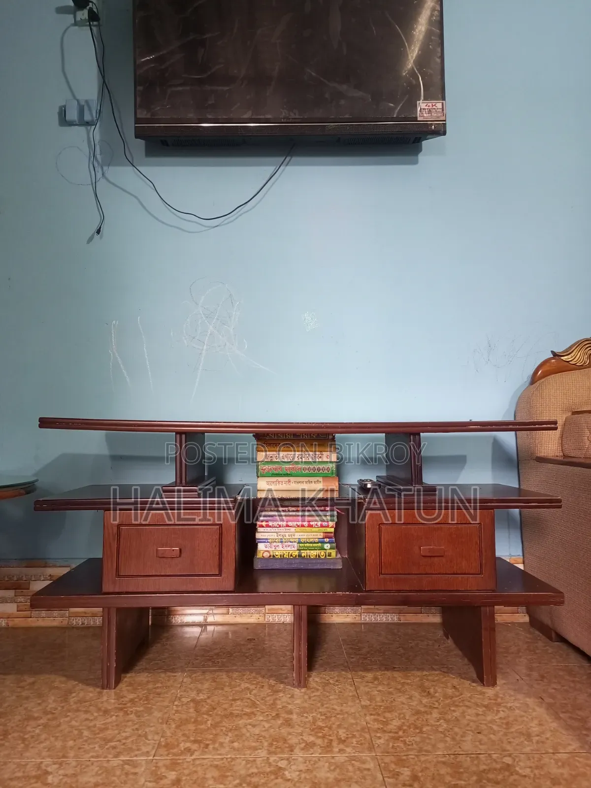 আকর্ষণীয় কাঠের আধুনিক টিভি স্ট্যান্ড বা টিভি কেবিনেট।