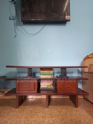 আকর্ষণীয় কাঠের আধুনিক টিভি স্ট্যান্ড বা টিভি কেবিনেট।