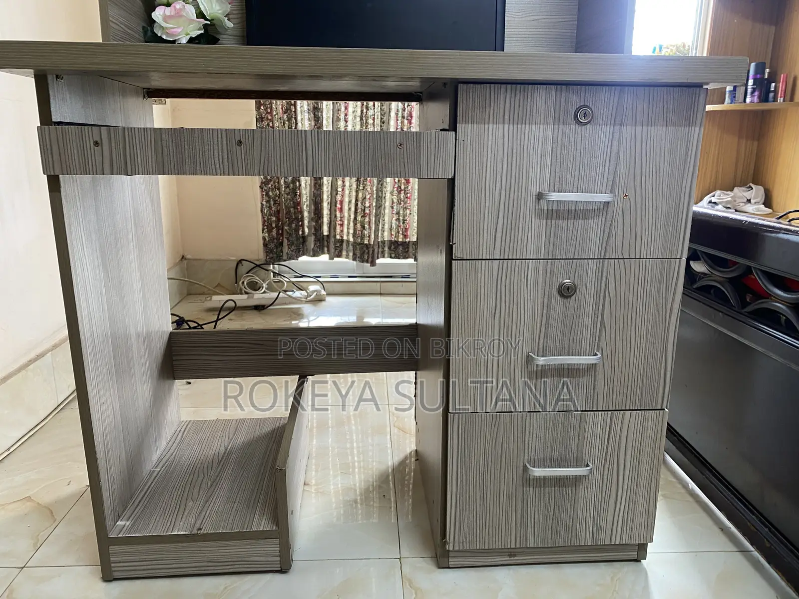 বুকশেলফ সহ কম্পিউটার টেবিল