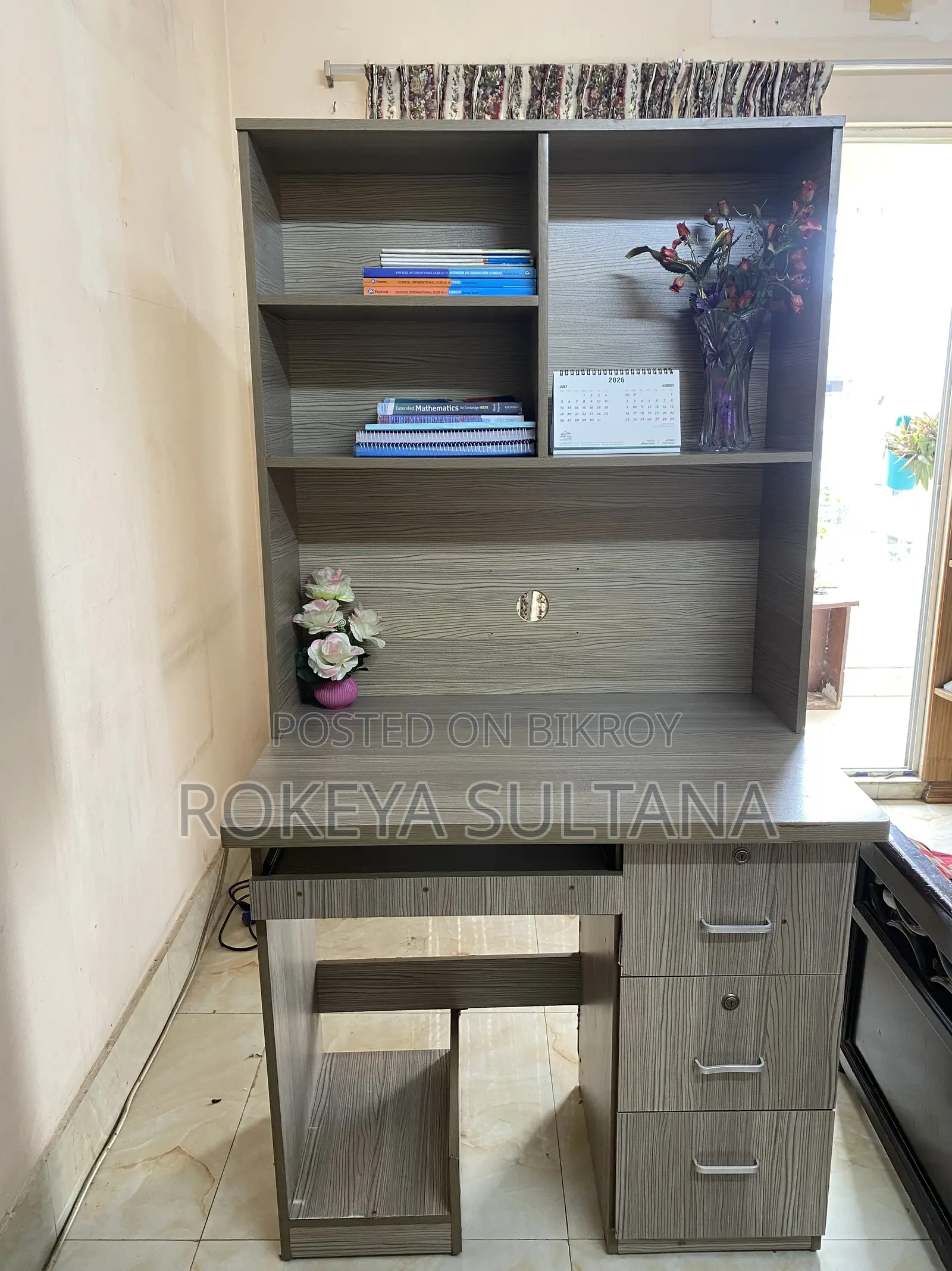 বুকশেলফ সহ কম্পিউটার টেবিল