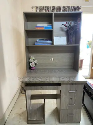 বুকশেলফ সহ কম্পিউটার টেবিল