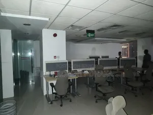 গুলশান এভিনিউতে ৪৫০০ বর্গফুটের খোলা ফার্নিশড কমার্শিয়াল স্পেস ভাড়া