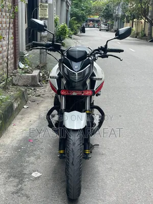 সুজুকি জিক্সার ২০২১ সিলভার