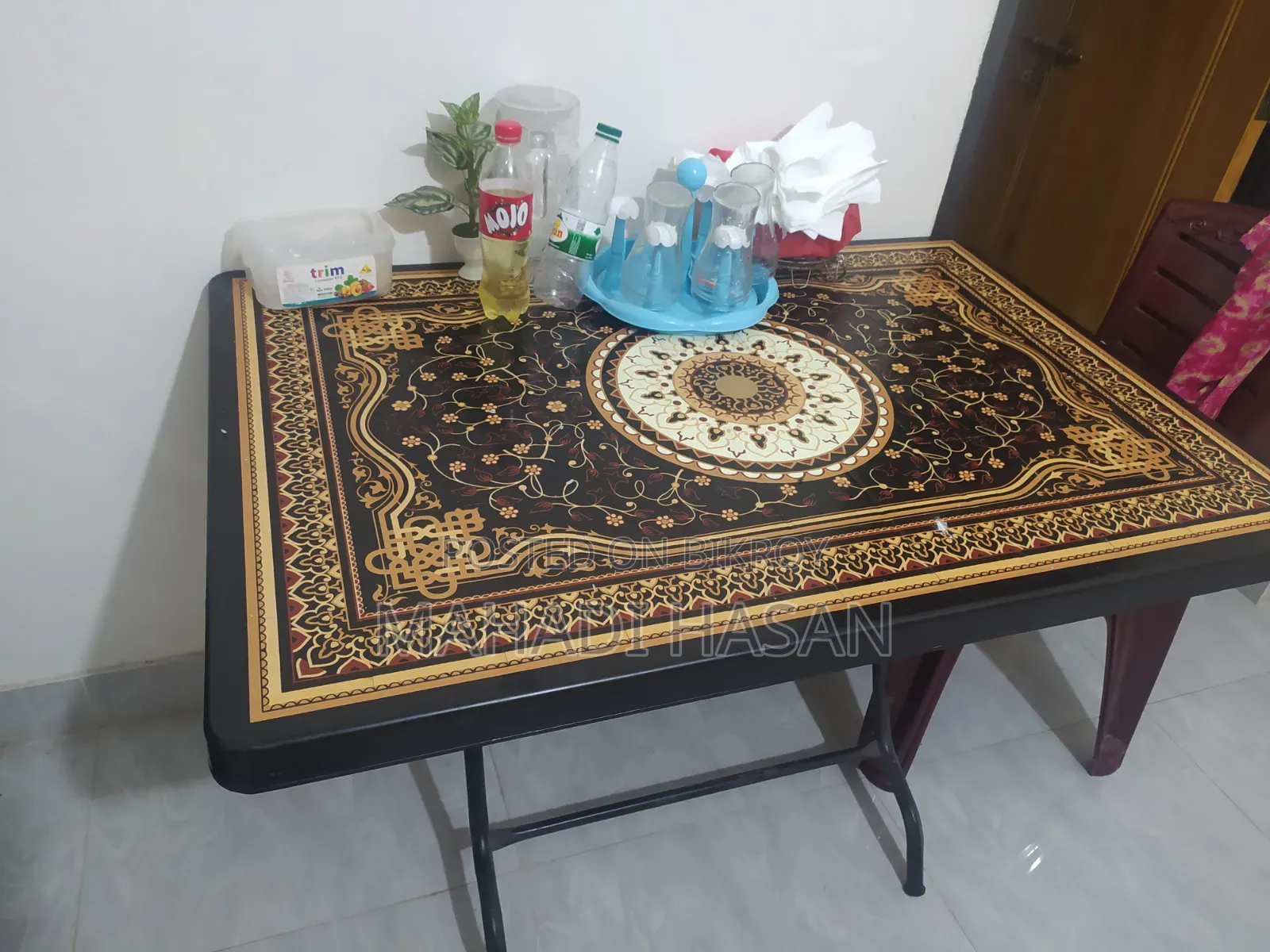 ডাইনিং টেবিল