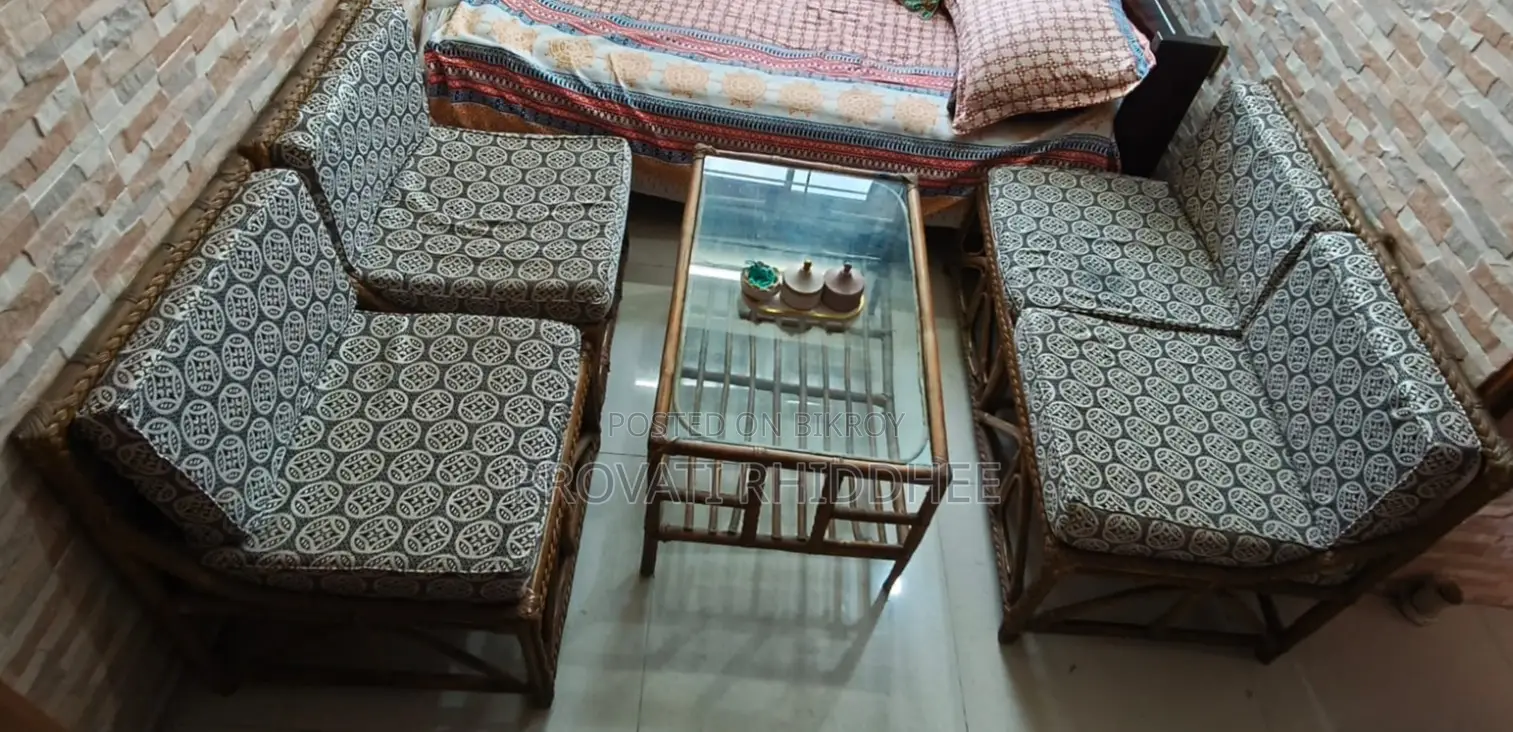 পুরাতন সোফা