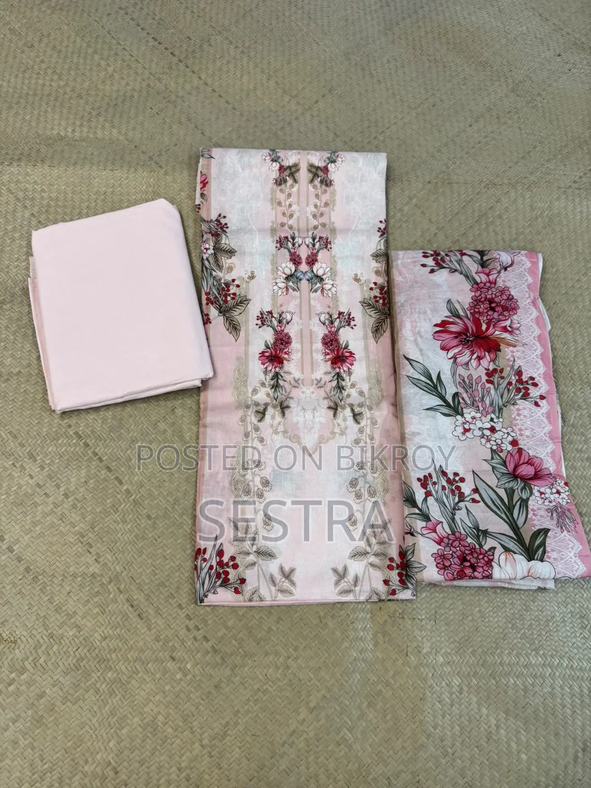 Very high quality three-piece. Captivating digitally printed.