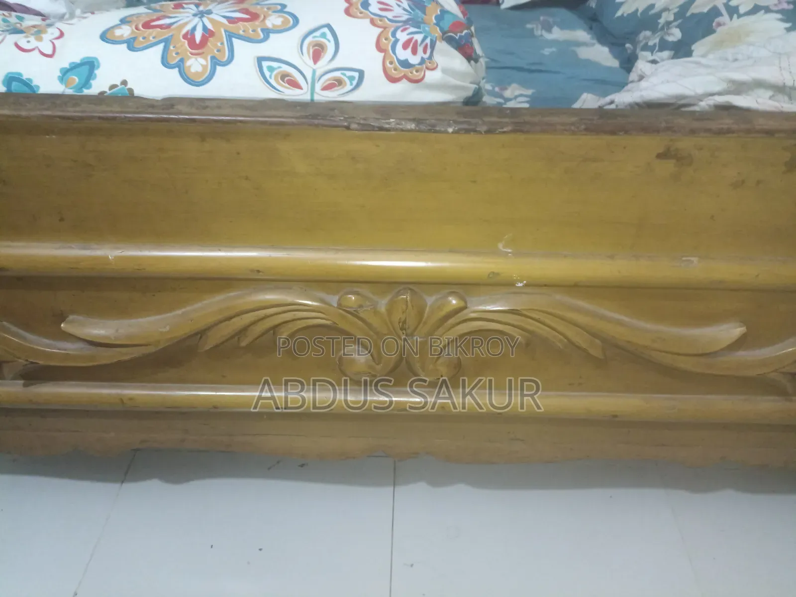 সেগুন কাঠের খাট ও চালনি হলো গামারি কাঠের।