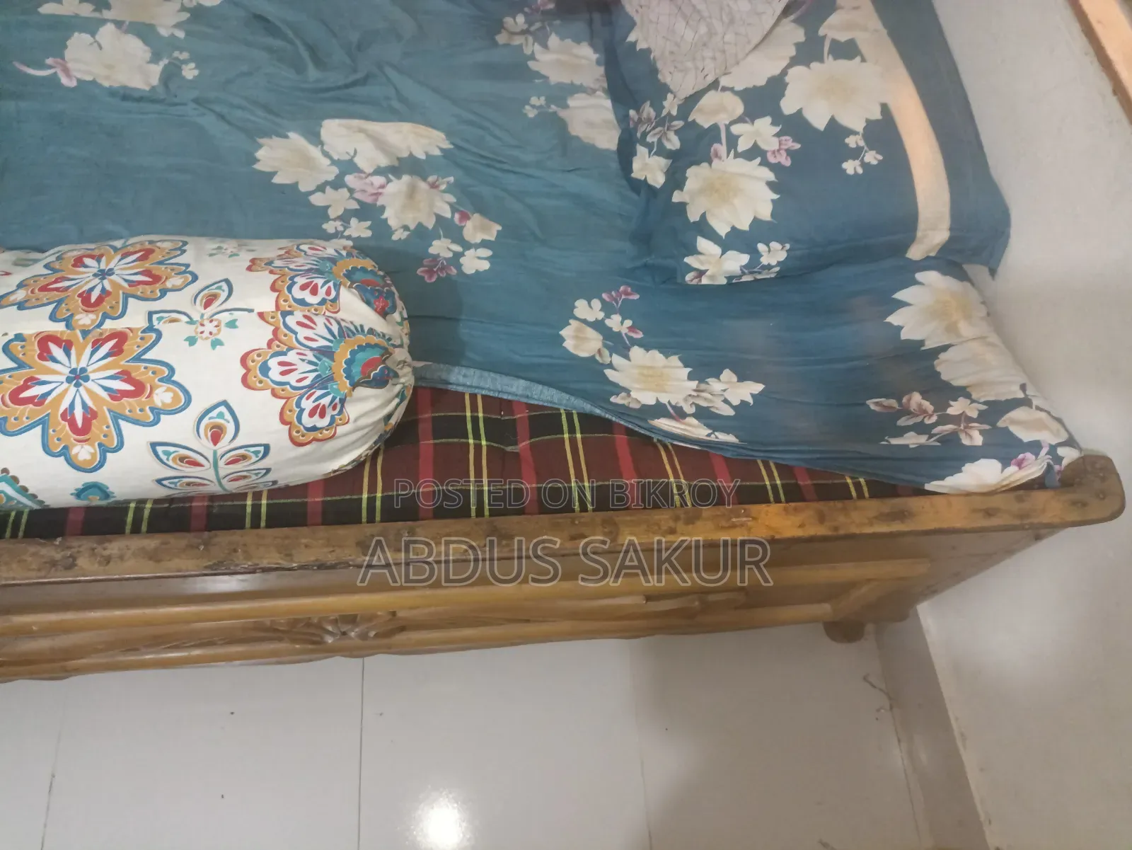 সেগুন কাঠের খাট ও চালনি হলো গামারি কাঠের।
