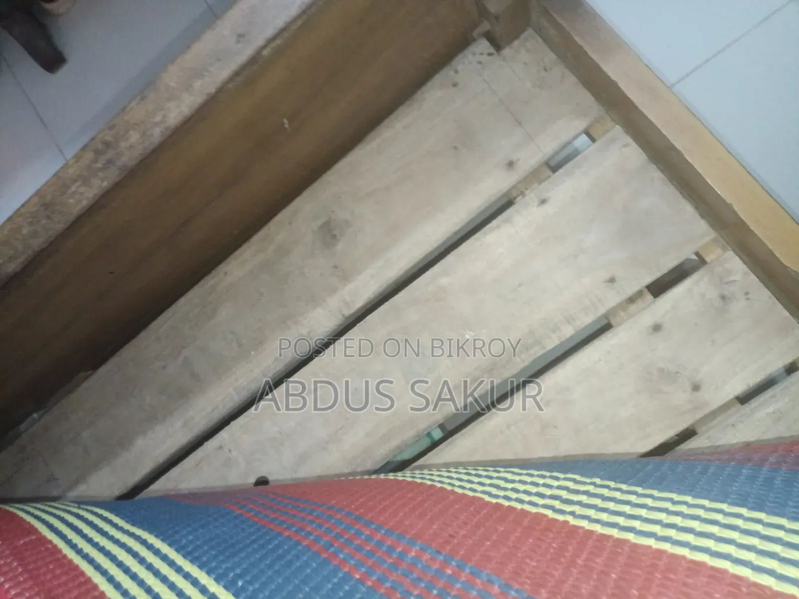 সেগুন কাঠের খাট ও চালনি হলো গামারি কাঠের।