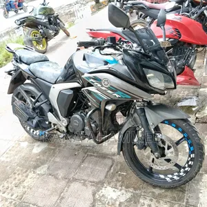 ইয়ামাহা এফজেডএস ভি২ ২০২২ কালো