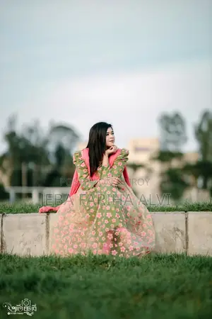 চমৎকার ফ্লোরাল পার্টি গাউন