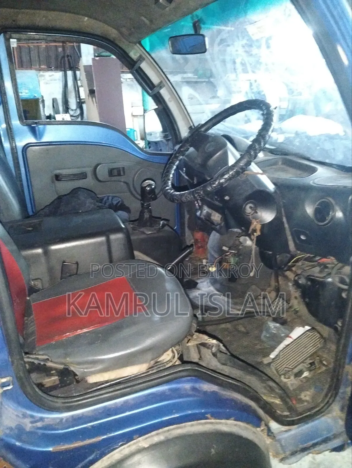 Mega XL, A Car Sale