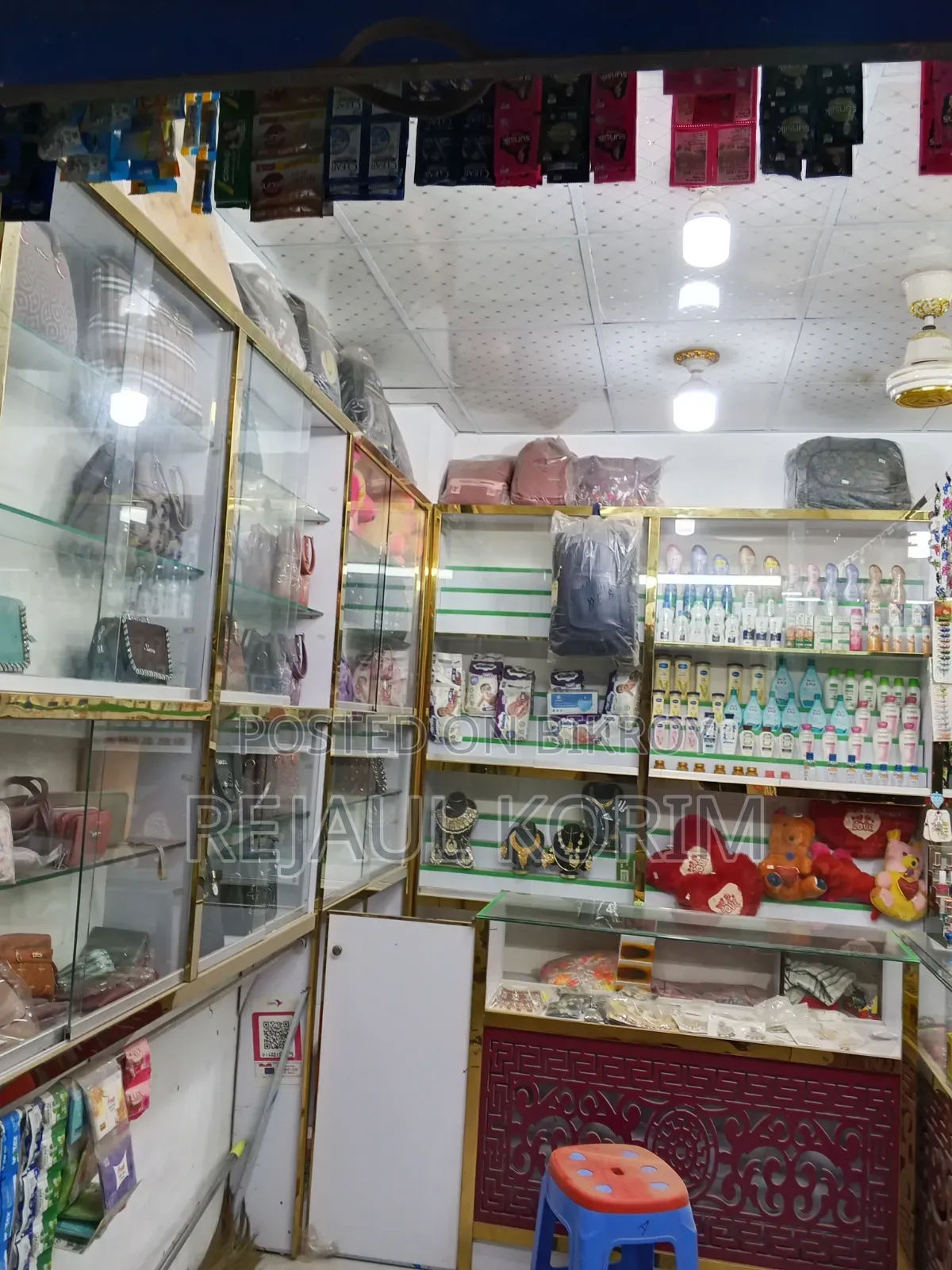 Cosmetics goods rack