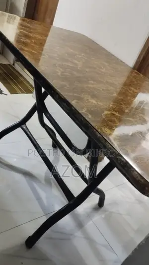 ডাইনিং টেবিল