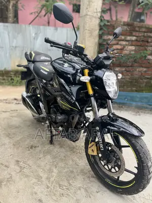 নতুন সুজুকি জিক্সার ২০২৩ কালো