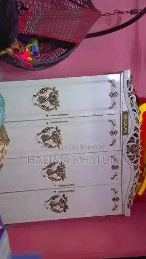 আকর্ষণীয় ডিজাইনের ৪ পাল্লার রাজকীয় হোয়াইট আলমারি বিক্রি হবে।