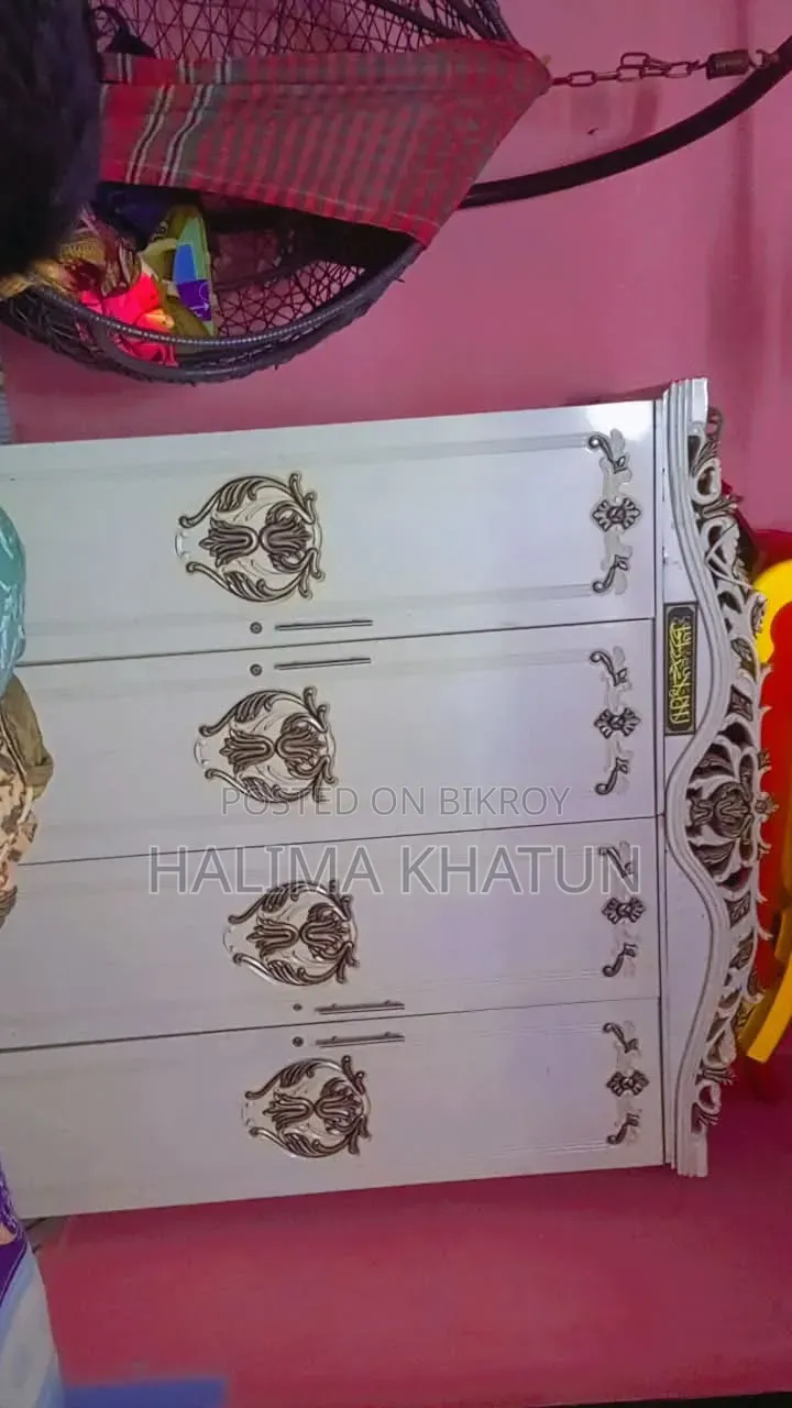 আকর্ষণীয় ডিজাইনের ৪ পাল্লার রাজকীয় হোয়াইট আলমারি বিক্রি হবে।