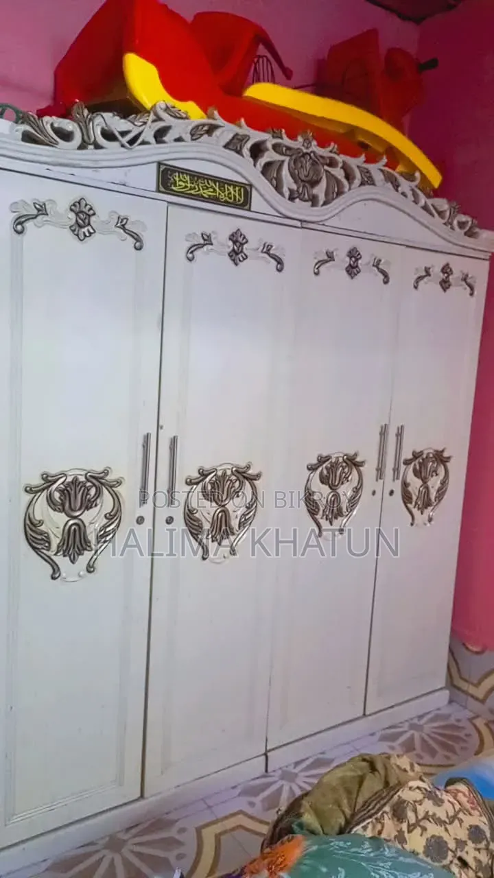 আকর্ষণীয় ডিজাইনের ৪ পাল্লার রাজকীয় হোয়াইট আলমারি বিক্রি হবে।
