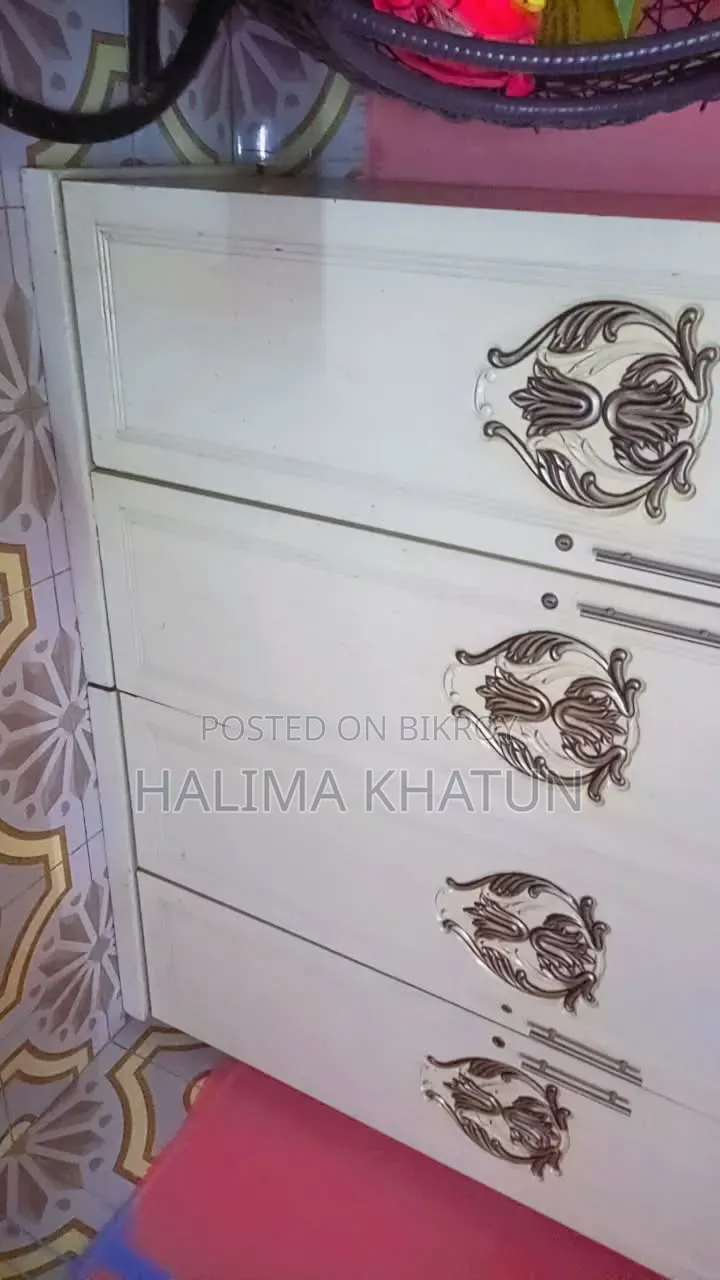 আকর্ষণীয় ডিজাইনের ৪ পাল্লার রাজকীয় হোয়াইট আলমারি বিক্রি হবে।