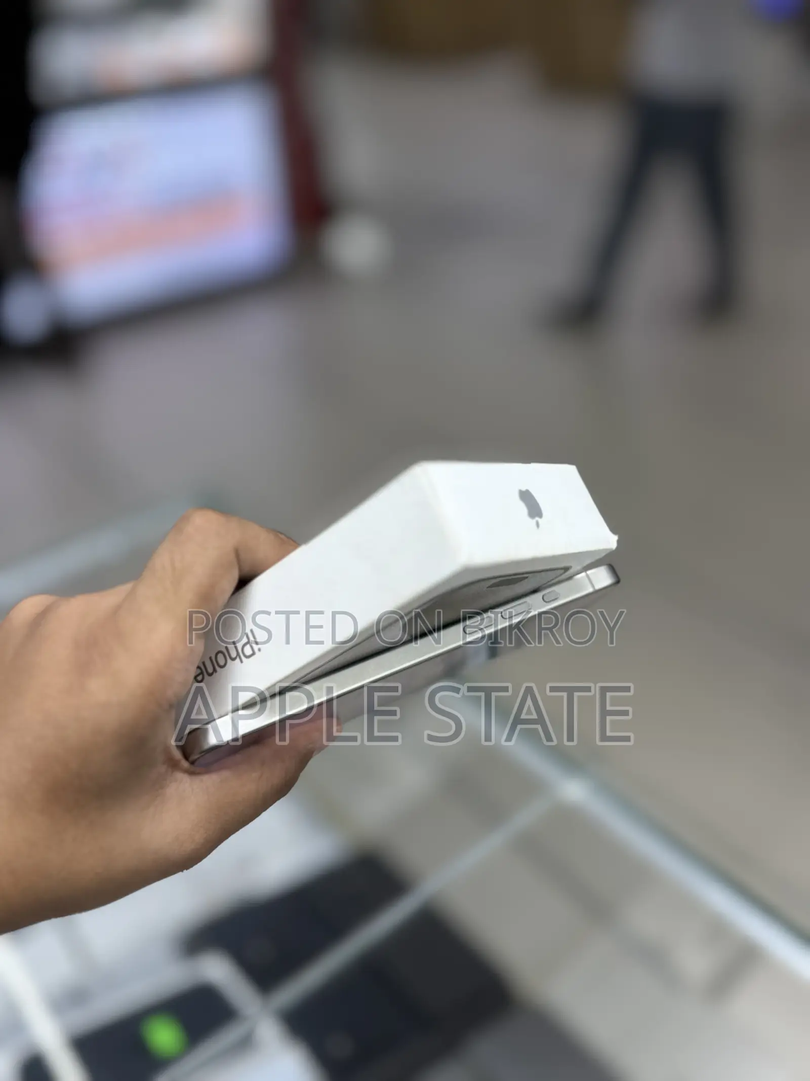 অ্যাপল আইফোন ১৫ প্রো ম্যাক্স ২৫৬ জিবি হোয়াইট