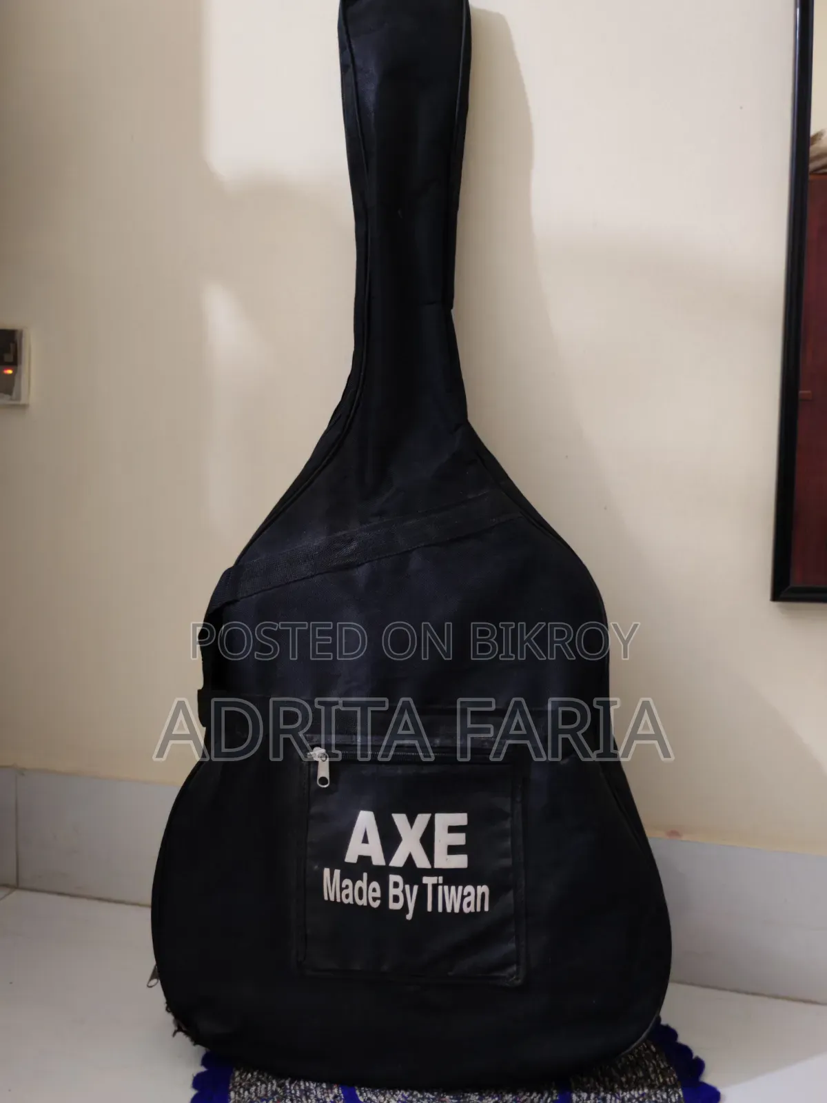 প্রিমিয়াম ব্ল্যাক অ্যাকৌস্টিক গিটার