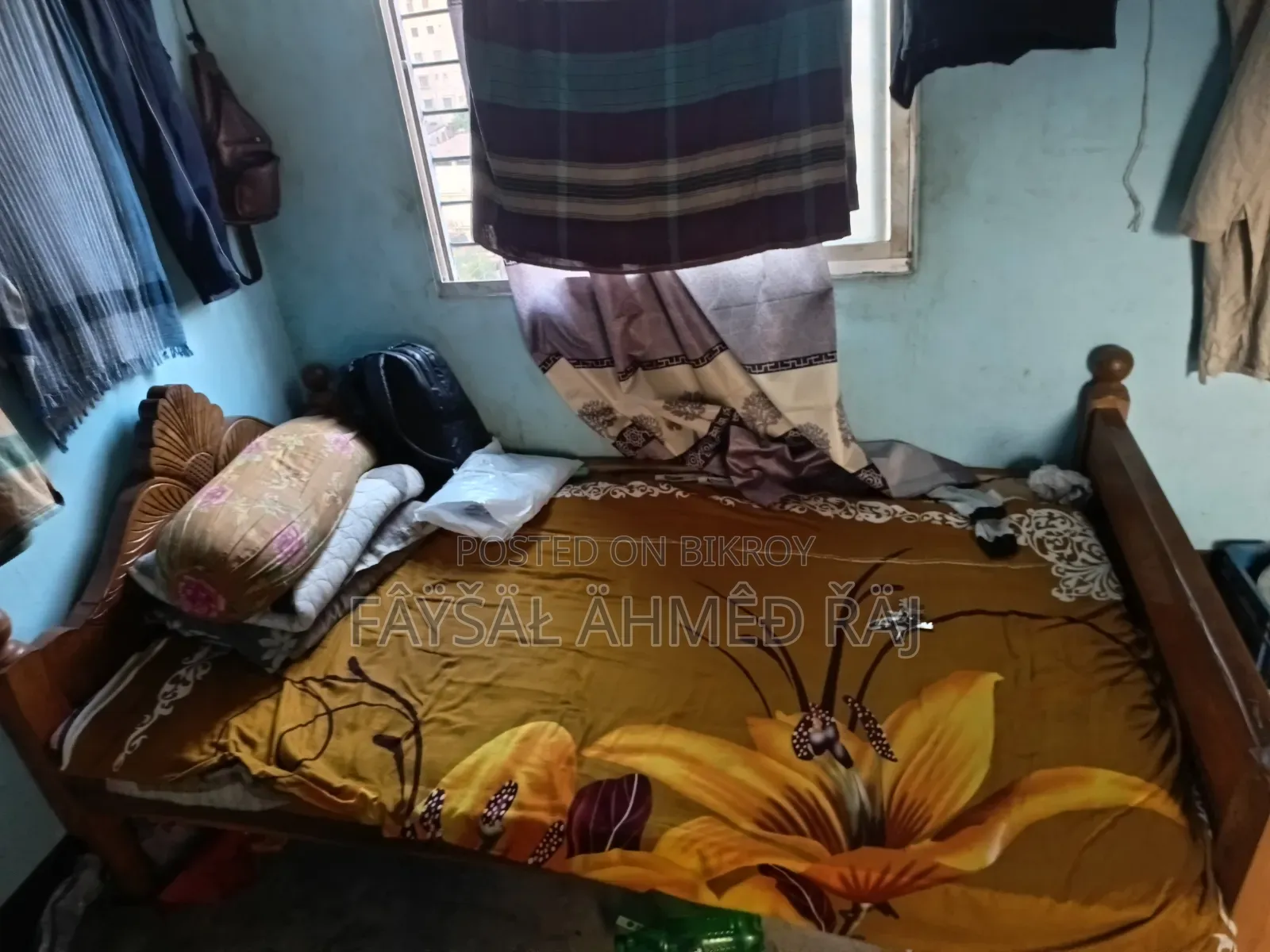 Single bed 4.5 hands by 2.5 hands