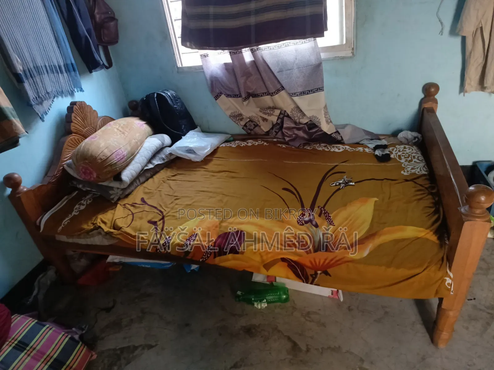 Single bed 4.5 hands by 2.5 hands