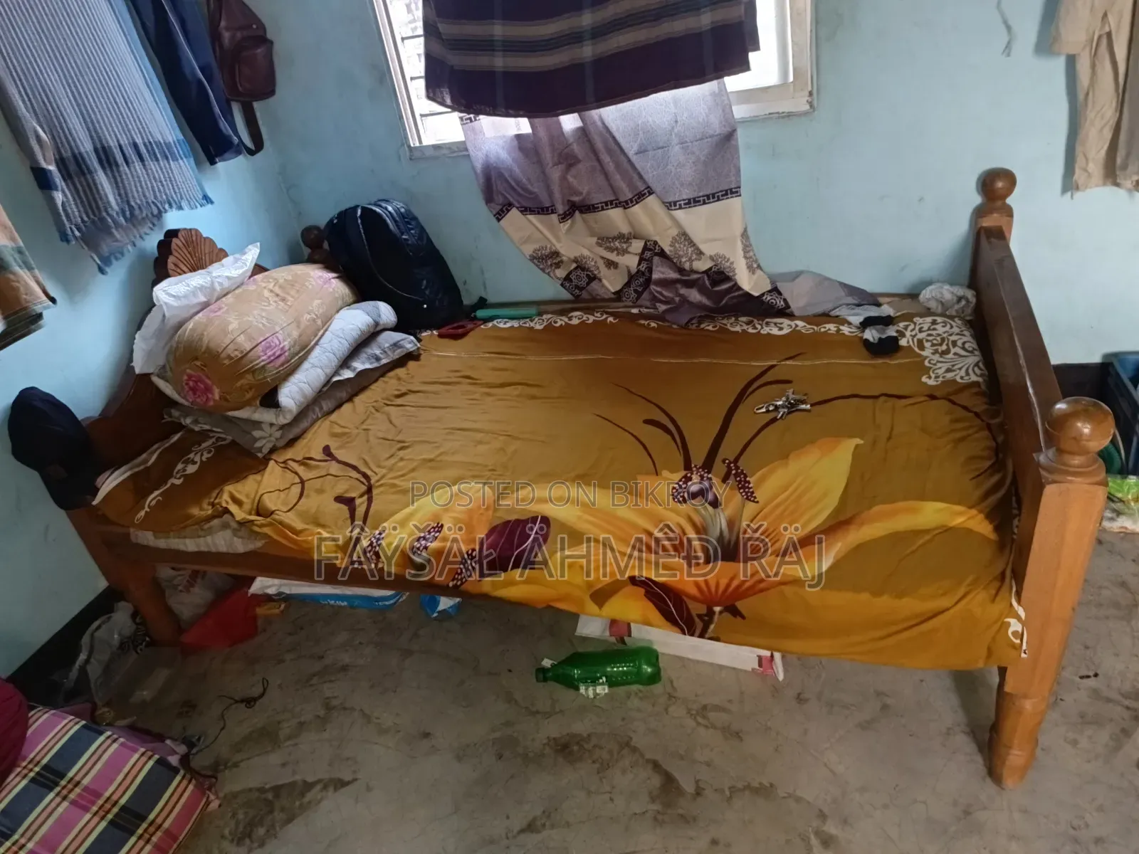 Single bed 4.5 hands by 2.5 hands