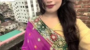 অনেক সুন্দর একটা শাড়ি