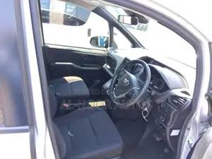 Toyota Noah ২.০ ফ্রন্ট-হুইল ড্রাইভ (৮ আসন বিশিষ্ট) ২০২১ সিলভার