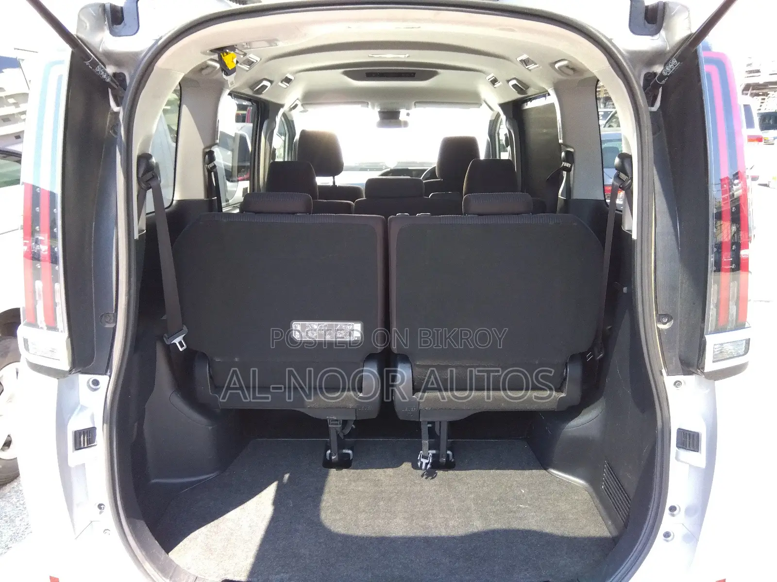 Toyota Noah ২.০ ফ্রন্ট-হুইল ড্রাইভ (৮ আসন বিশিষ্ট) ২০২১ সিলভার