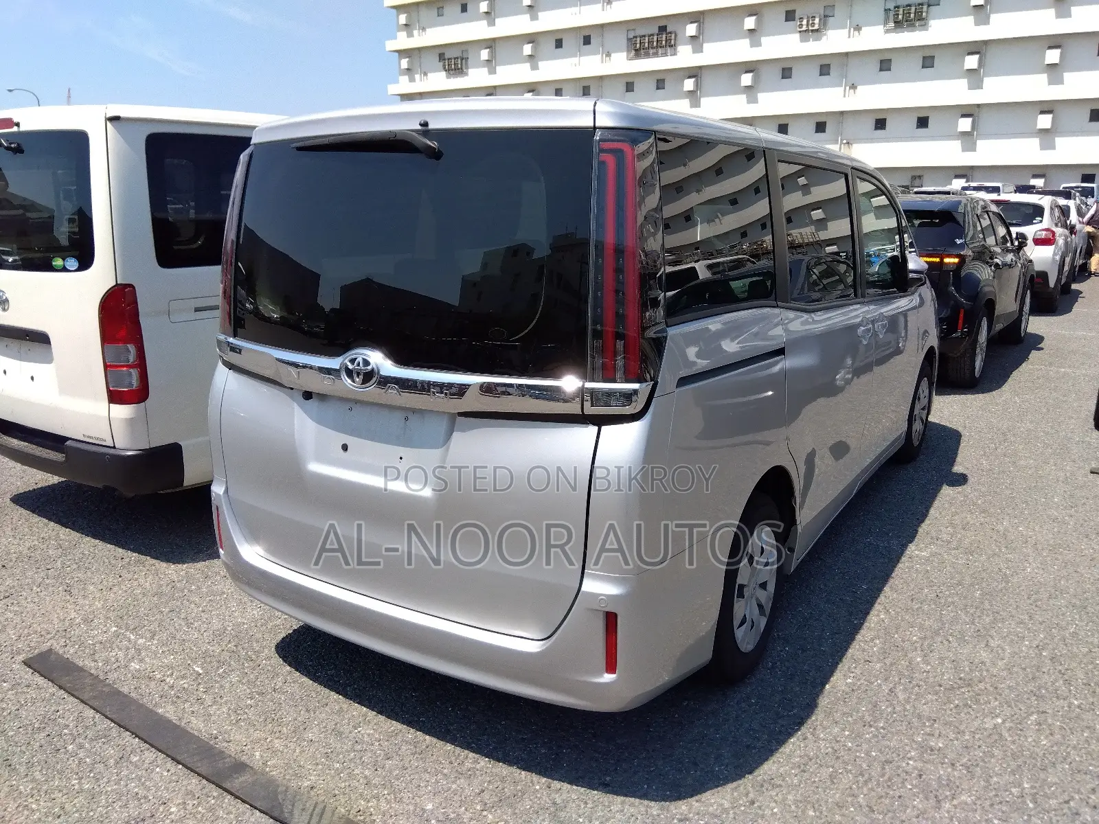Toyota Noah ২.০ ফ্রন্ট-হুইল ড্রাইভ (৮ আসন বিশিষ্ট) ২০২১ সিলভার