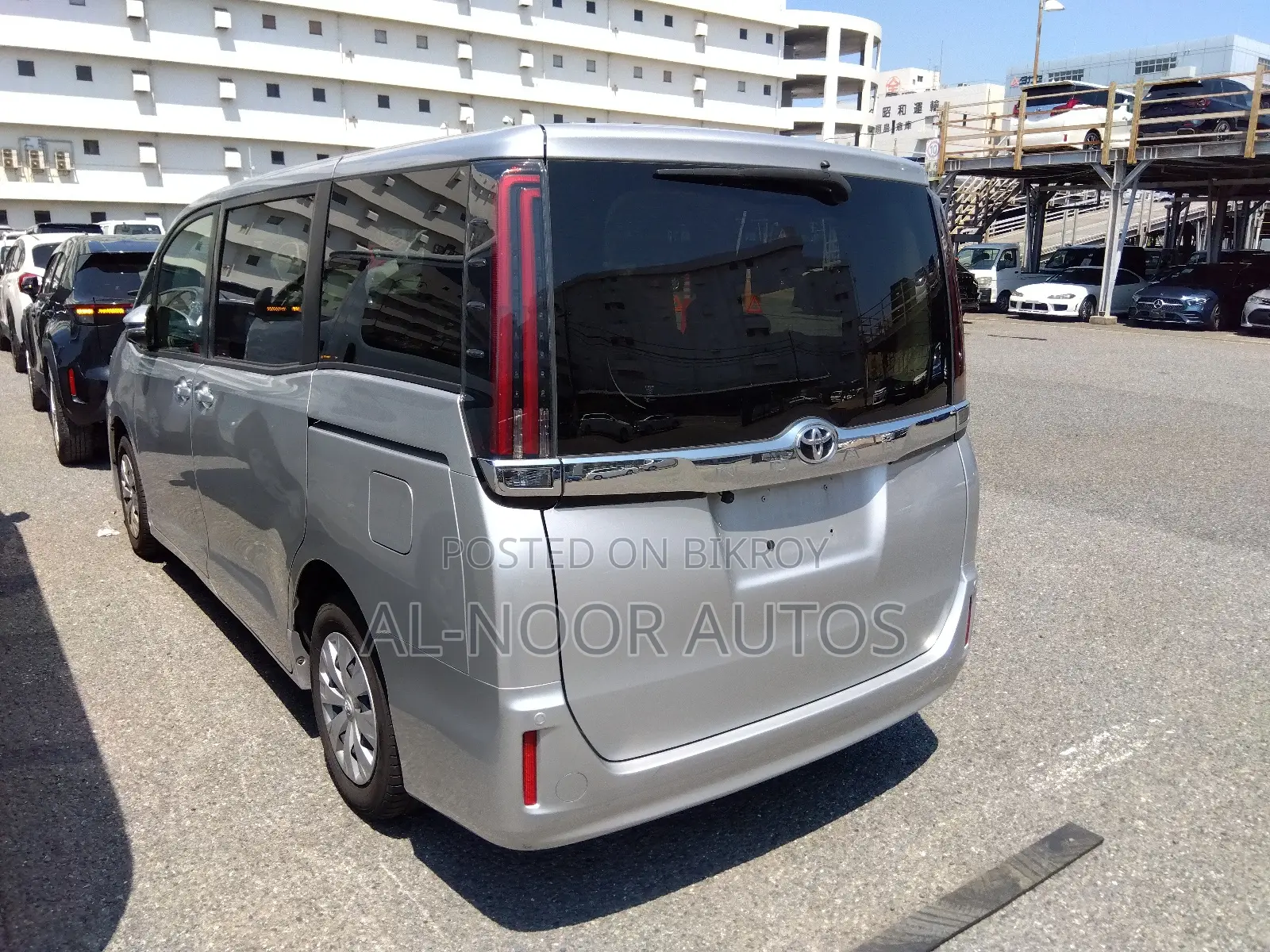 Toyota Noah ২.০ ফ্রন্ট-হুইল ড্রাইভ (৮ আসন বিশিষ্ট) ২০২১ সিলভার
