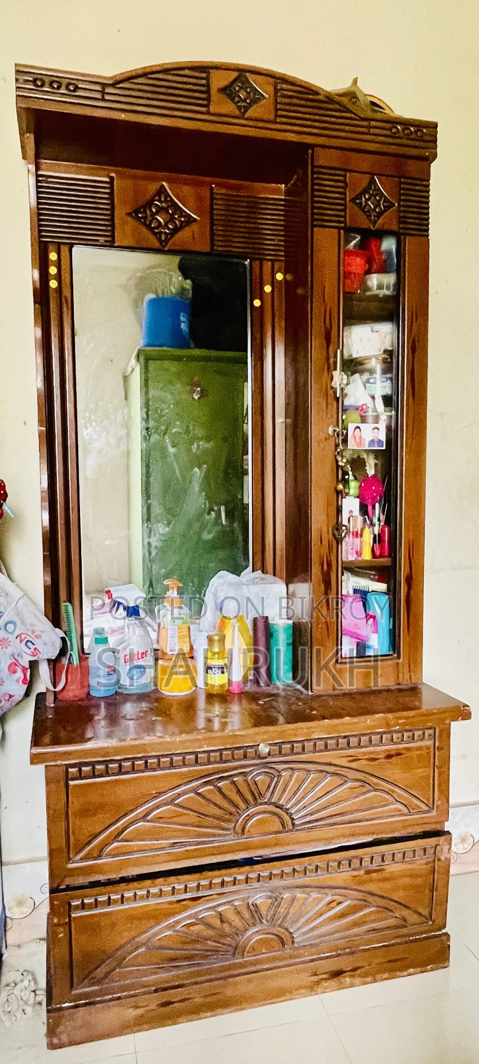 ড্রেসিং টেবিল