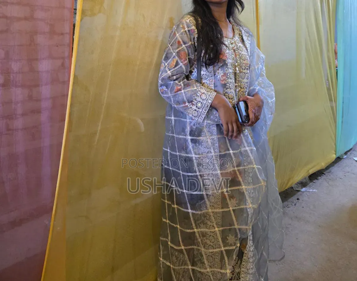 সুন্দর নারীদের পোশাক মাত্র দুইবার পরা হয়েছে